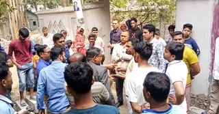 ফরিদপুরে সড়ক নির্মাণ কাজে অনিয়মের অভিযোগে বিক্ষোভ